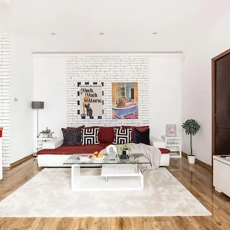 Апартаменты Relaxing Spacious Balcony Super Near Opera